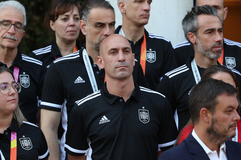 Luis Rubiales (46, M.) weigerte sich, von seinem Posten zurückzutreten, wurde nun aber von der FIFA vorläufig gesperrt.