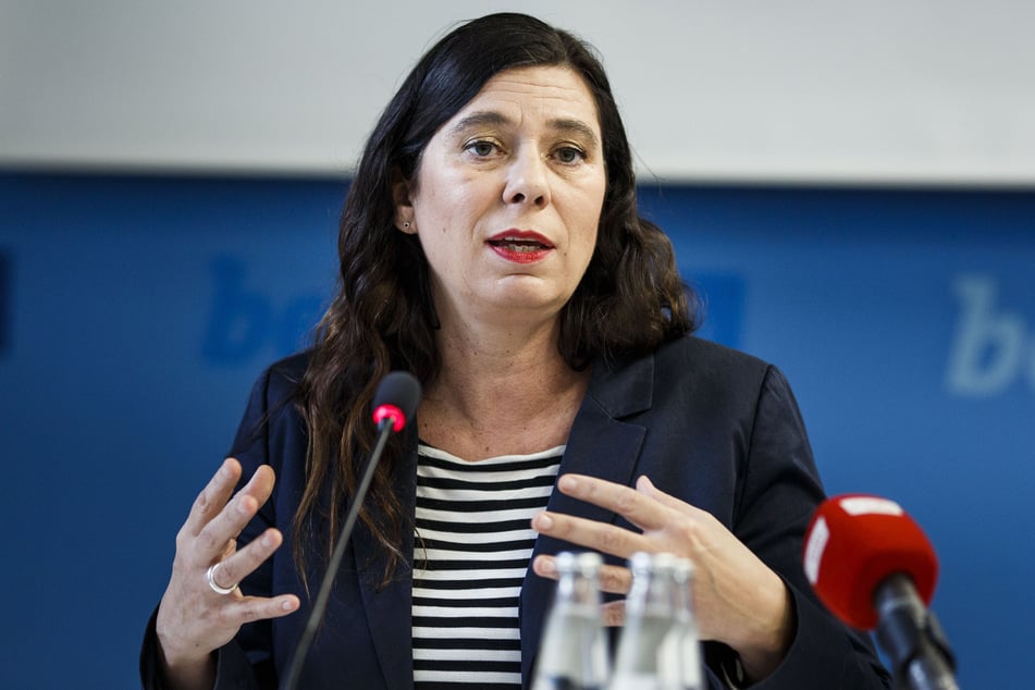 Berlins Bildungssenatorin Sandra Scheeres (SPD) hält die Entscheidung, die Abiturprüfungen trotz Corona-Pandemie stattfinden zu lassen, für richtig.