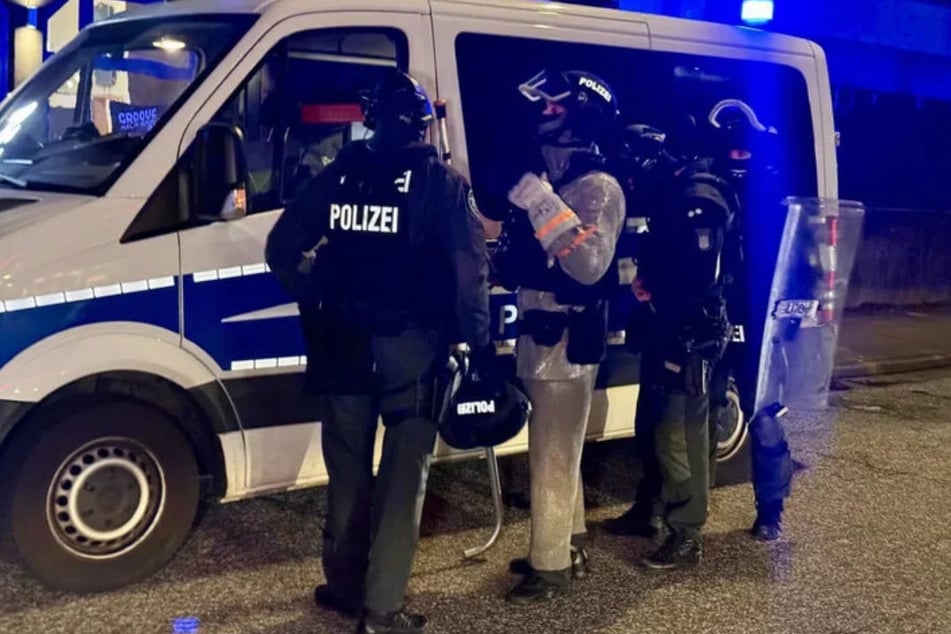 Die Polizei rückte damals schwer bewaffnet nach Hamburg-Billstedt aus. Vier Tage später wurde der 24-Jährige im Stadtteil St. Georg verhaftet.