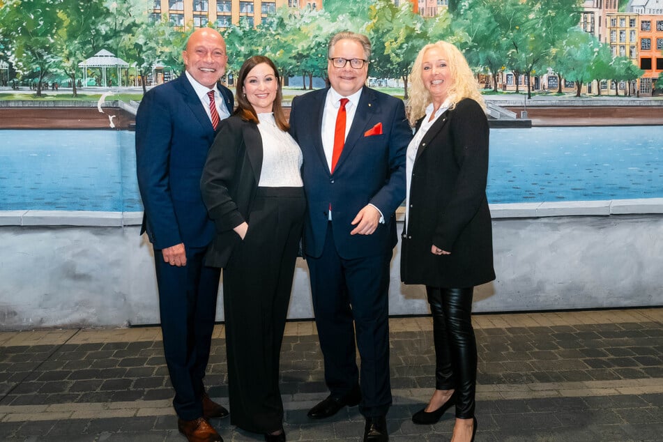 Festkomitee-Präsident Lutz Schade (Mitte) mit den neuen Vorstandsmitgliedern René Klöver (l.), Britta Nassenstein (2. v. l.) und Gaby Gérard (r.).