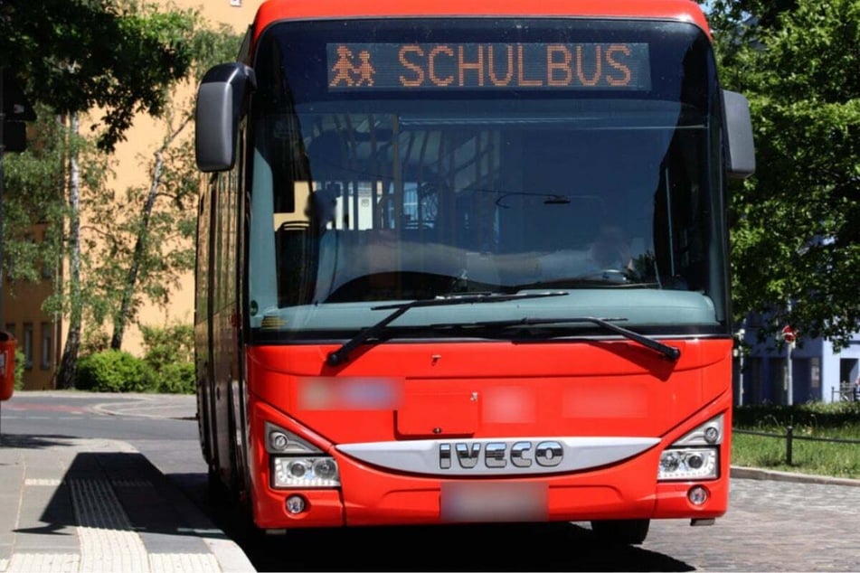 Einen Tag nach einem Schulbus-Unfall im mittelhessischen Gladenbach sind weitere Details dazu bekannt geworden. (Symbolbild)