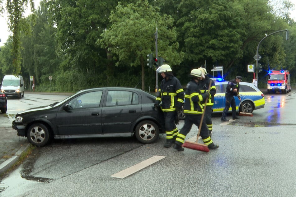 Einsatzkräfte sicherten die Unfallstelle und transportierten die beschädigten Fahrzeuge ab.