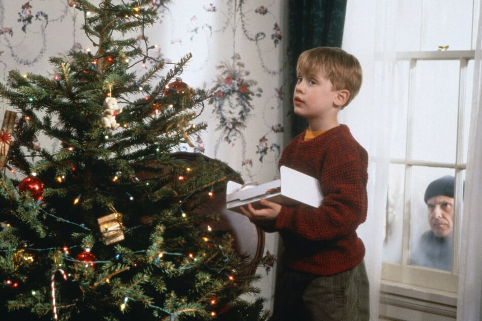 Kevin McCallister (Macaulay Culkin, heute 44, l.) vertreibt die "Feuchten Banditen" in "Kevin - Allein zu Haus".