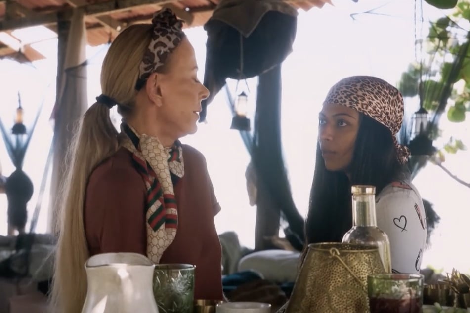 Jenny Elvers (53, l.) ist sauer auf Hati, weil die sie vulgär betititelt hat.