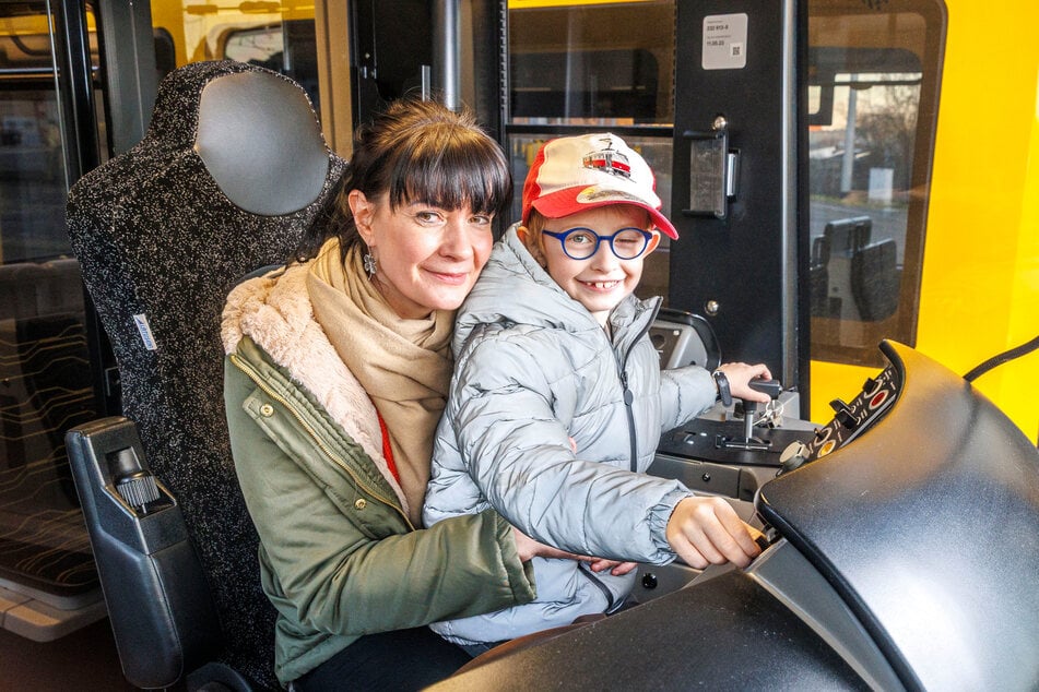 Straßenbahnfan Vincent (7) darf sich mit Mama Sylvia Henze (40) auf dem DVB-Betriebshof Trachenberge ins Fahrerhaus des Triebwagens setzen.