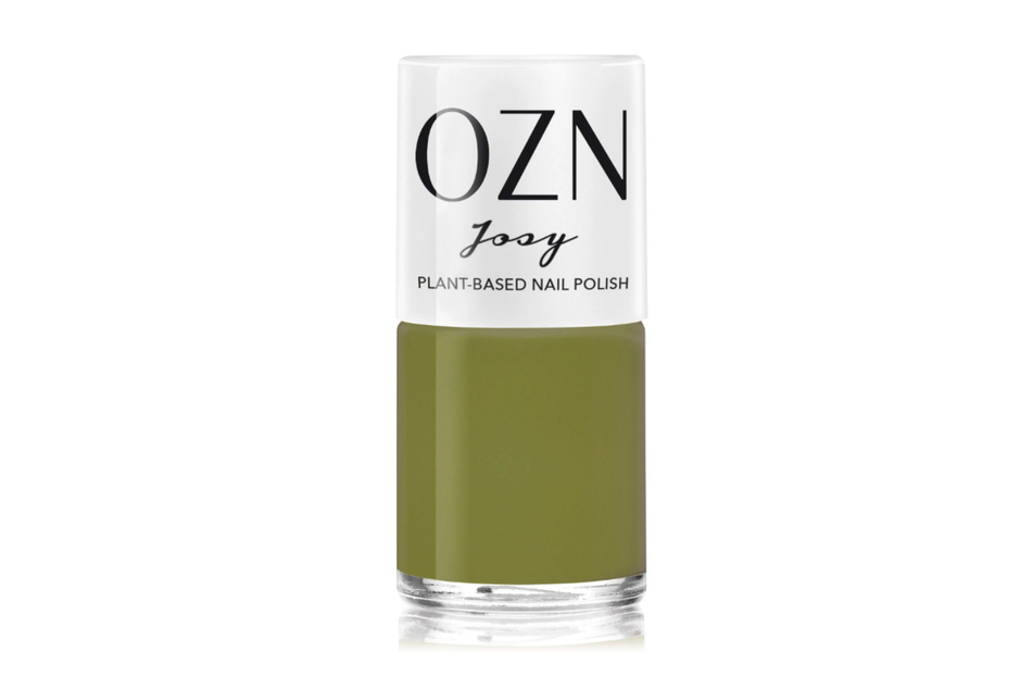 Den Nagellack-Trend "Dirty Martini-Nails" kreiert man z. B. mit dem Lack "Josy" von OZN in Olivgrün.