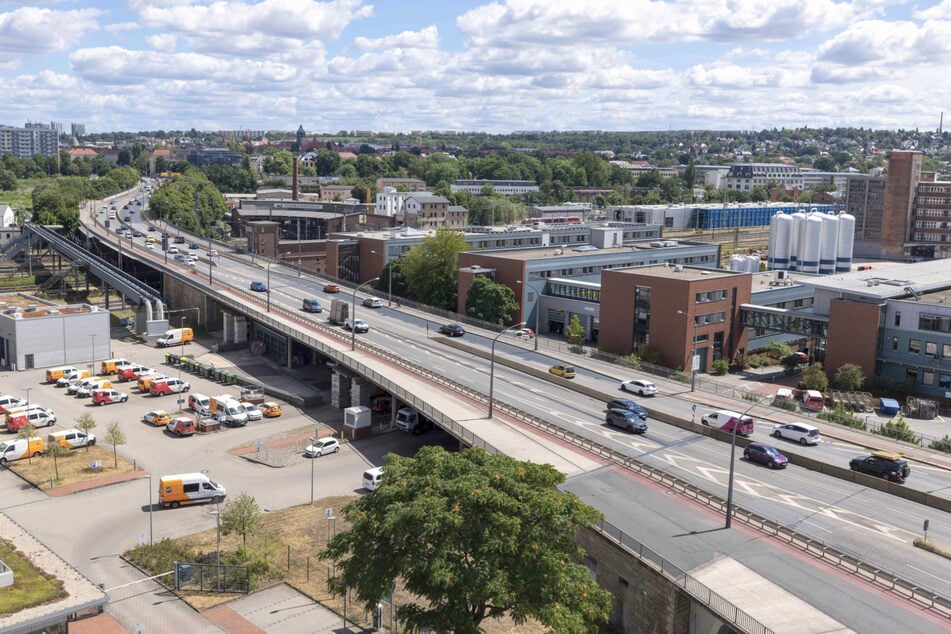 Die Nossener Brücke soll in zwei Jahren abgerissen und neu gebaut werden, geplant sind auch eine Straßenbahn- und S-Bahn-Haltestelle.