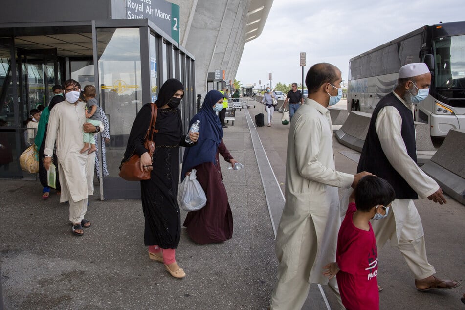 Evakuierte Menschen aus Afghanistan nach ihrer Ankunft Ende August am Washington Dulles International Airport.