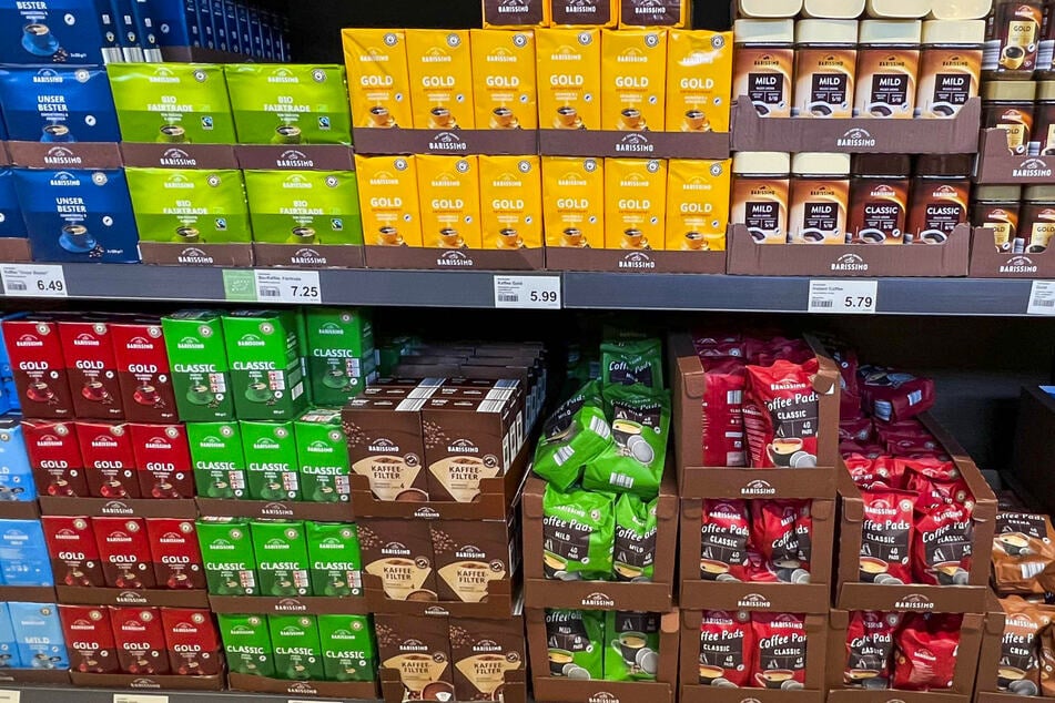 Nach Erhöhung der Kaffee-Preise gibt es immer häufiger Diebstähle, weshalb einige Supermärkte das Produkt aus den Regalen nehmen.