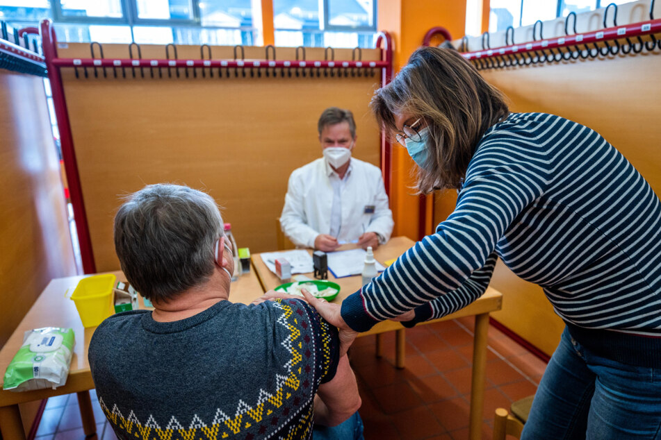 Die medizinische Fachangestellte Ronja Schmidt-Rosenow (58, r.) verabreicht ein Vakzin von Moderna. Im Hintergrund sitzt Hans-Jürgen Lambrecht (67).