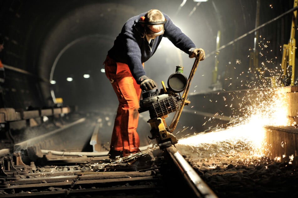 Die Hochbahn saniert auch die Gleisstrecke. (Archivbild)