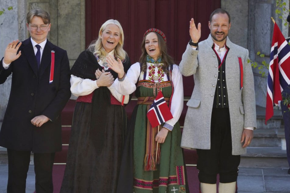 Gemeinsam mit Bruder Sverre Magnus (16, l.), Mutter Mette-Marit (48, 2.v.l.) und Vater Kronprinz Haakon (48) nimmt Ingrid Alexandra schon jetzt viele repräsentative Aufgaben wahr.