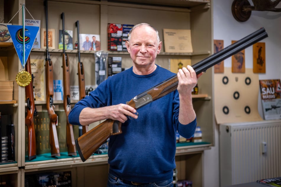 In seinem Geschäft auf der Elisenstraße hält Büchsenmachermeister Bernd Pohlers (71) eine Jagdflinte in der Hand.