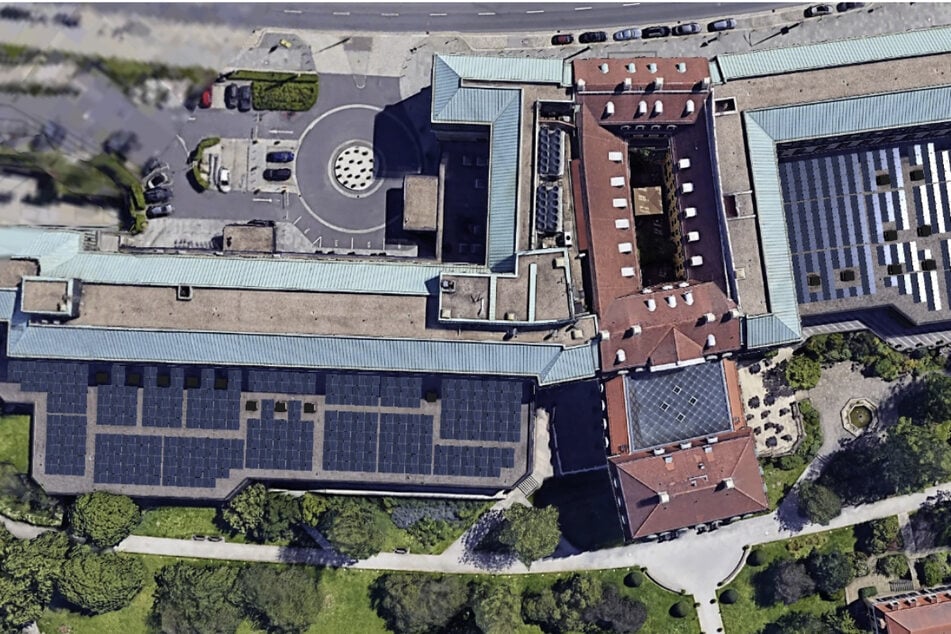 Die Visualisierung zeigt die beiden Flachdächer des Hotels, auf denen die dunklen Solarmodule installiert sind.