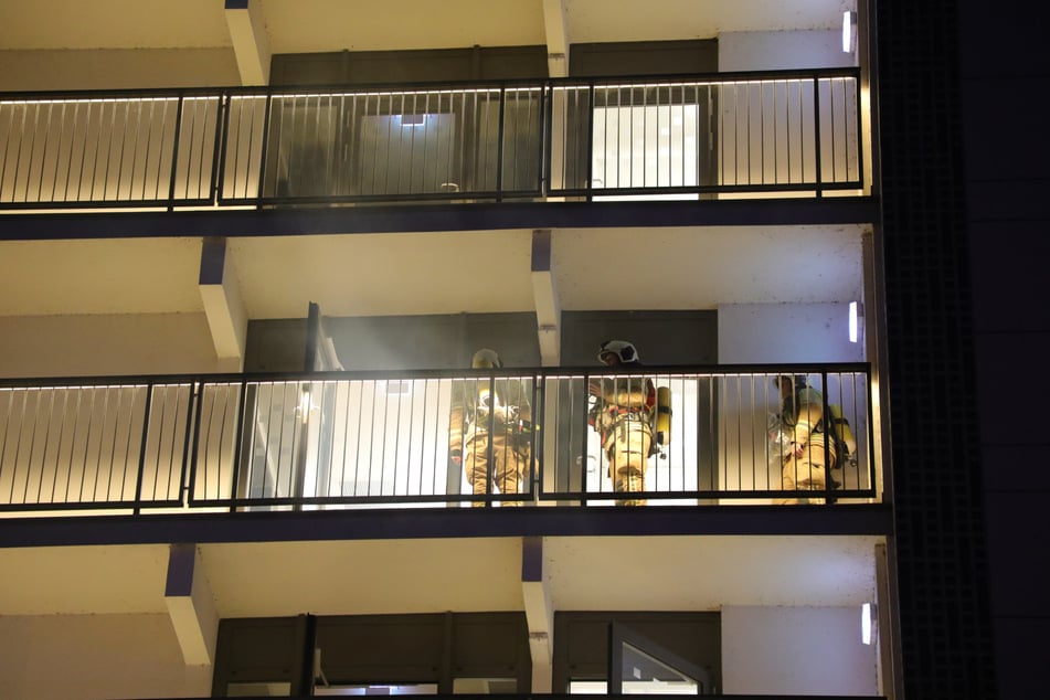 Rauch dringt aus einer Wohnung auf der 5. Etage.