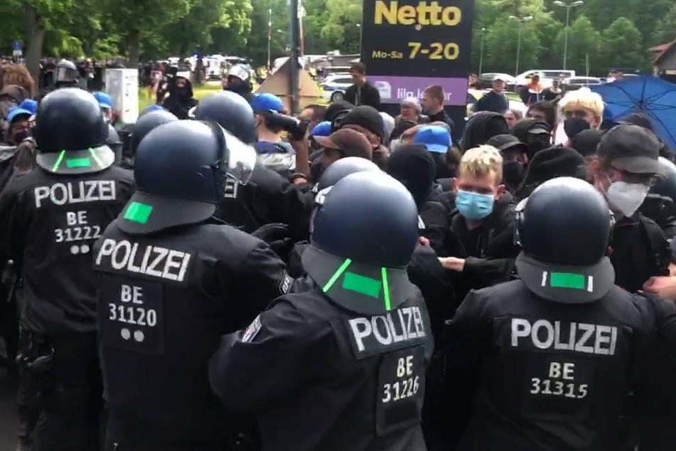 Bei den Protesten am Tesla-Werk in Grünheide ist es insbesondere am Freitag zu Zusammenstößen zwischen Demonstranten und Polizeikräften gekommen.