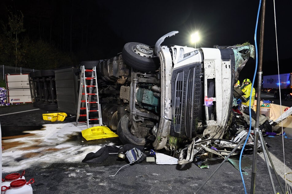 Ein 59-jähriger Lastwagenfahrer verstarb am Samstagabend infolge eines mutmaßlichen Alleinunfalls auf der A3 in Unterfranken.