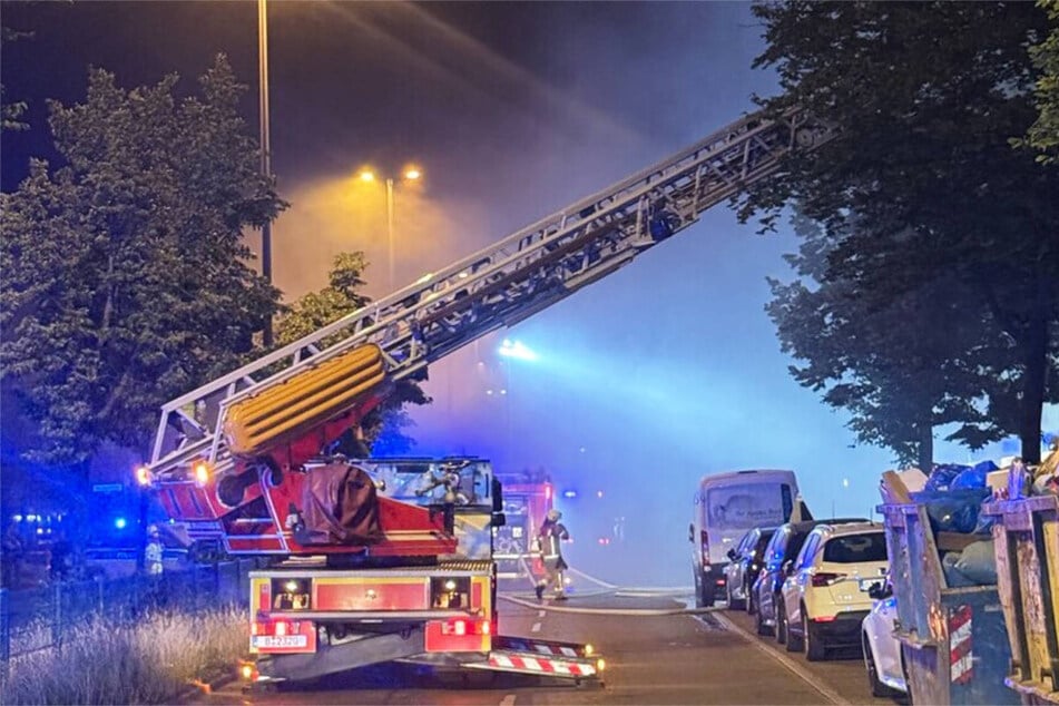 In der Residenzstraße ist ein Müllhaufen in Flammen aufgegangen.