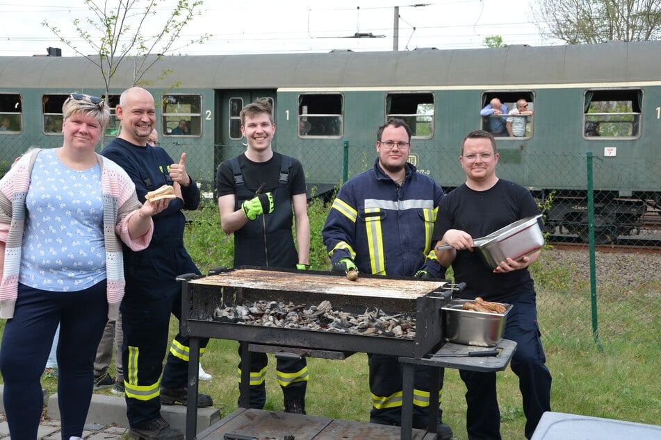Der Borsdorfer Feuerwehrverein sorgte für das leibliche Wohl bei diesem kurzfristig einberufenen Event.
