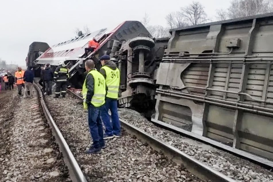 Sieben Doppelstockwaggons entgleisten und kippten um. Wie durch ein Wunder gab es keine Toten.
