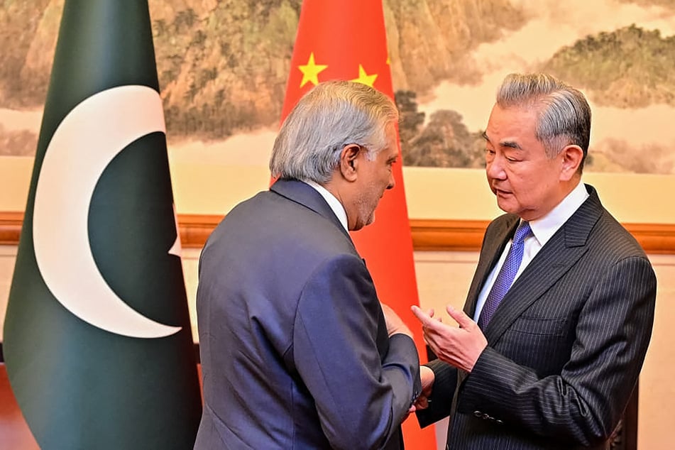 Pakistan's Foreign Minister Ishaq Dar (l) and Chinese Foreign Minister Wang Yi (r) jointly called on the US and Iran to stop all hostilities.