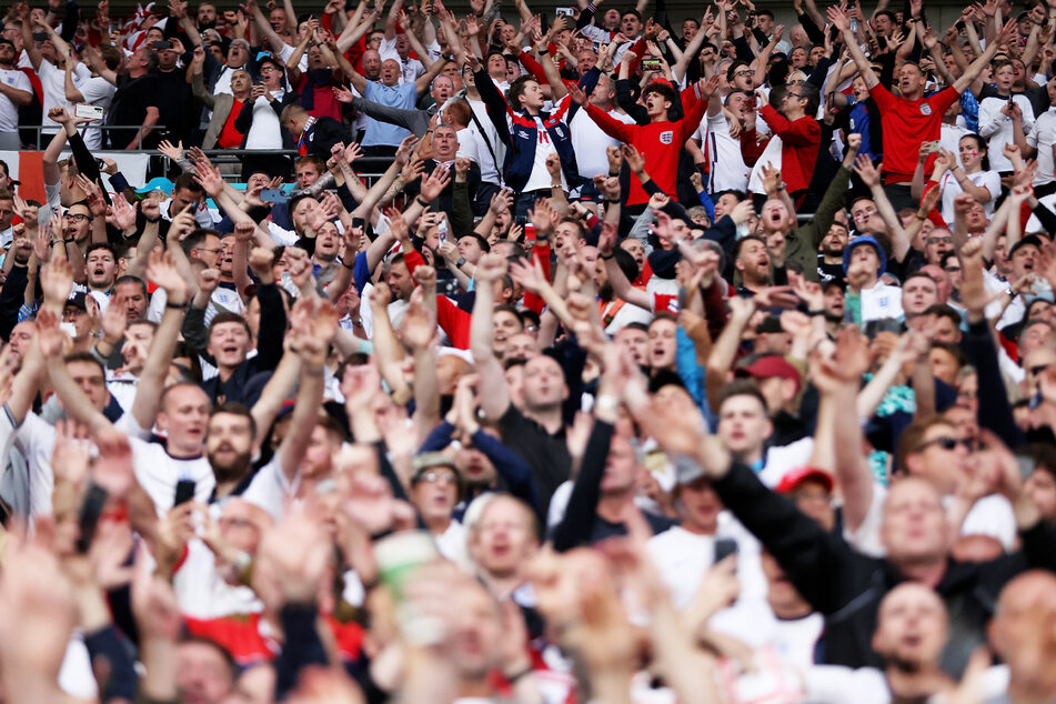 Die Briten freuen sich: Sie konnten das EM-Finale schon im proppenvollen Wembley-Stadion verfolgen. Ab Montag fallen alle Corona-Maßnahmen.