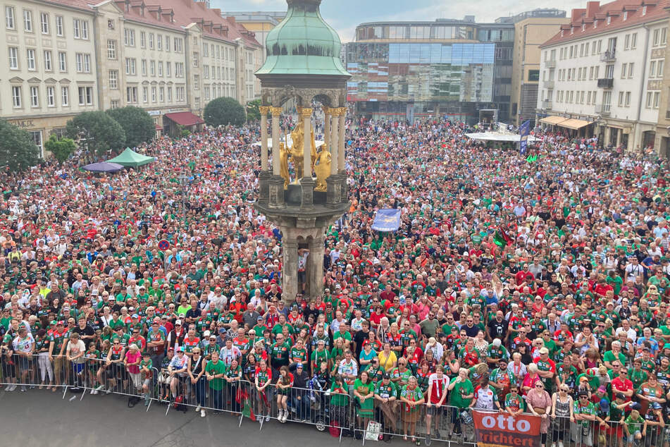 Tausende Fans grüßten ihre Helden vor dem Magdeburger Rathaus.