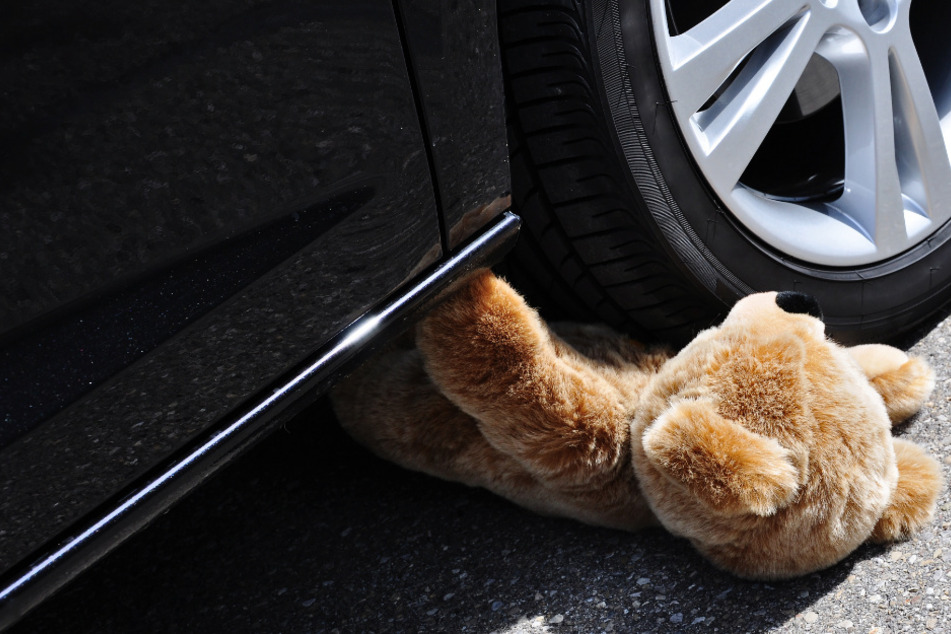 Ein Kleinkind ist im Landkreis Passau von einem Auto überrollt worden - jedoch geriet das Kind zwischen, nicht unter die Reifen.