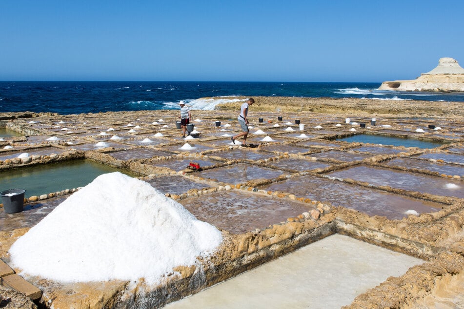 Auf Gozo wird das Meersalz eigenhändig aus Salzpfannen geschöpft.