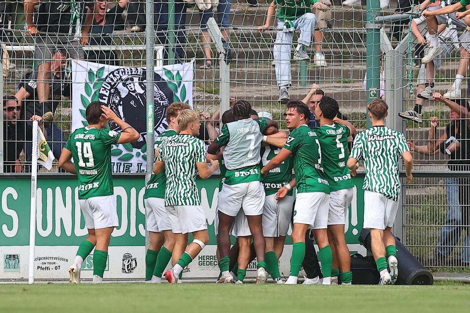 Jubel nach dem 2:2 bei Chemie Leipzig. Die BSG-Spieler schafften in der letzten Viertelstunde den Ausgleich.