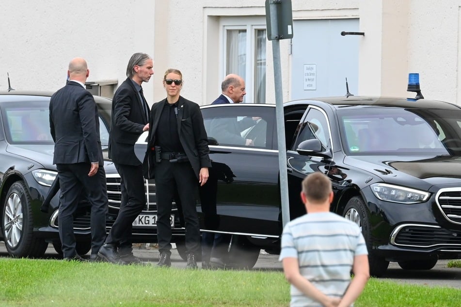 Im gepanzerten Mercedes fuhr Scholz in die Innenstadt.