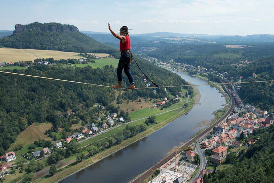 Bloß nicht runtergucken! Ein Slackliner zwischen zwei Felsen.