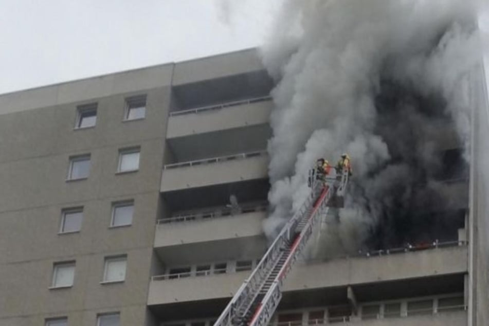 Die Feuerwehr musste mit schwerem Atemschutz die Brandbekämpfung von außen starten.