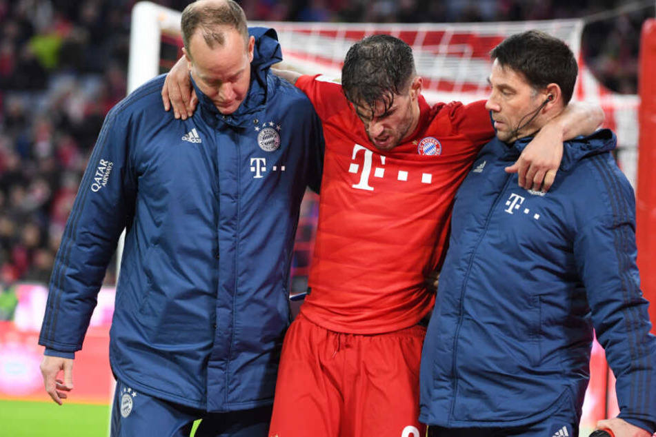 Javi Martinez (M) wird verletzt vom Platz gebracht.