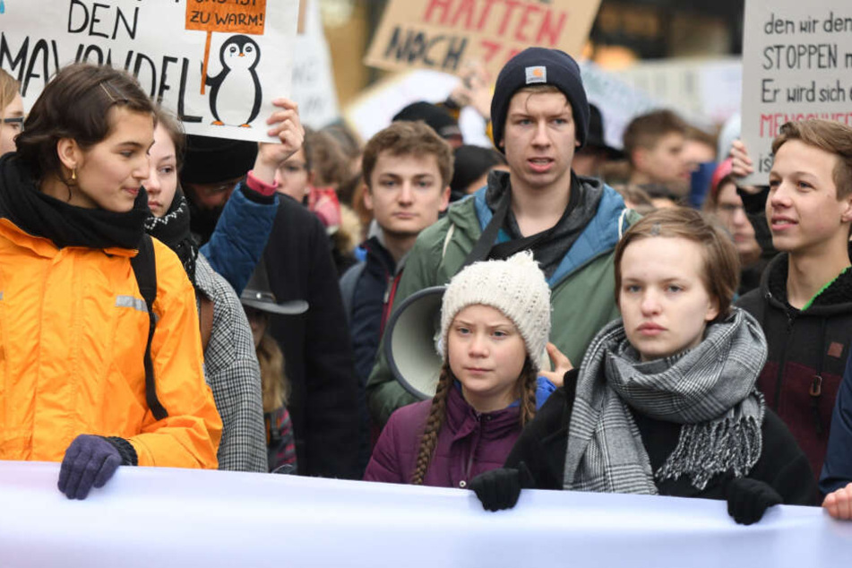 Greta Thunberg (Mitte) demonstriert mit Hamburger Schülern auf dem Gänsemarkt.