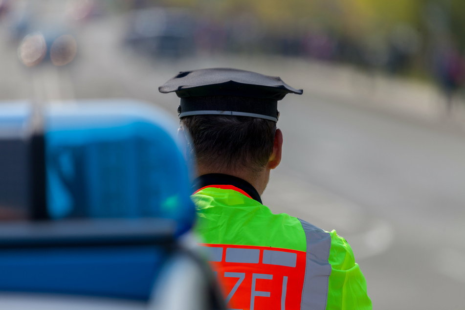 Der Verkehr um die Unfallstelle an der A61 bei Erftstadt wird umgeleitet. Die Kölner Polizei ist vor Ort. (Symbolbild)