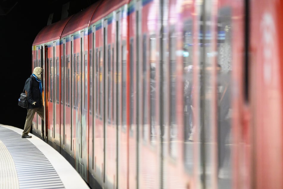 Beim Einsteigen in die Bahn wurde zunächst die attackiert (Symbolfoto).