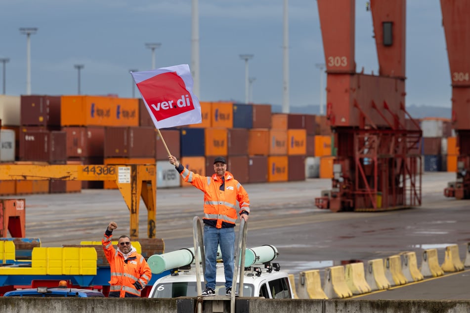 Bereits am 18. August demonstrieren Bschäftigte vor dem Gelände des Eurogate Container Terminal Burchardkai in Hamburg.