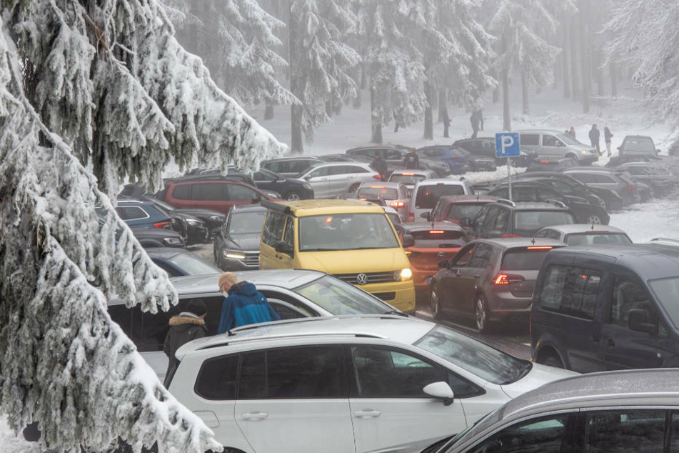 Dicht an dicht stehen Autos auf einem Parkplatz im Taunus.