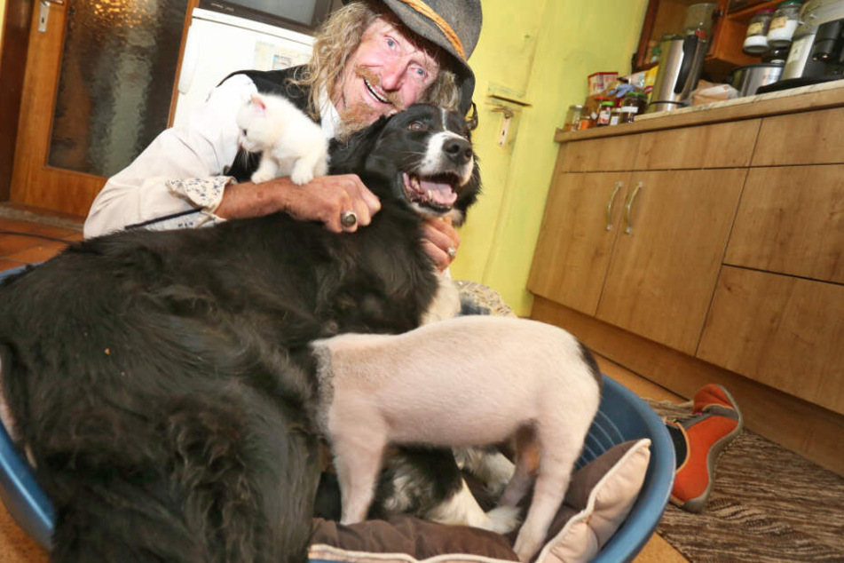 Dieter Schetz, Zirkusdirektor eines Kleintierzirkus, liebt seine Tiere über alles.