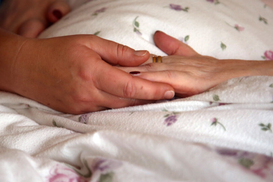 Bayern will sich 2020 intensiver um sterbende Patienten kümmern. (Archiv)