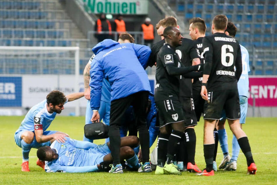 Tarsis Bonga (2.vl.) am Boden - Kevon Großkreutz (Nummer 6) sah für das Foul die Rote Karte.