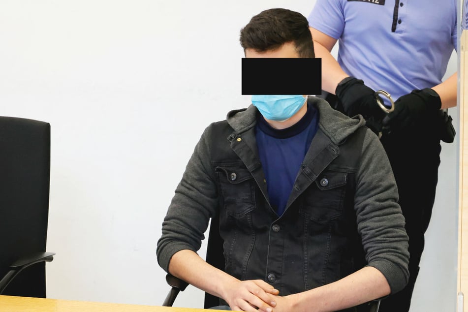 Chemnitz: 18-Jähriger sticht mit Messer auf seine Mutter ein und verletzt sie lebensbedrohlich: Bewährung!