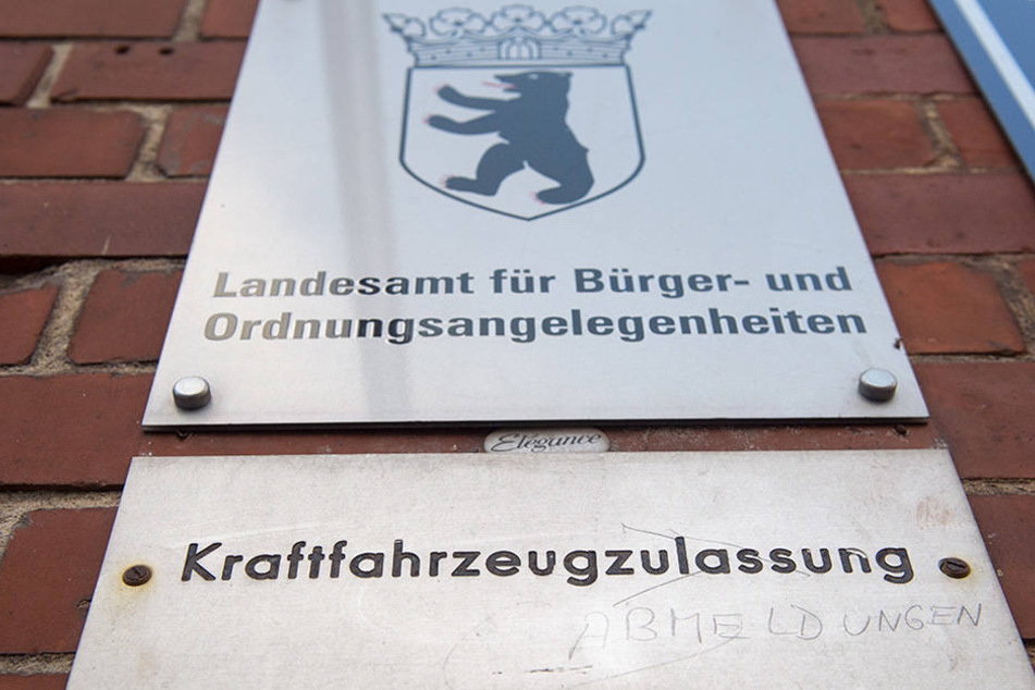 Ein Schild weist auf die KFZ-Zulassungsstelle hin.