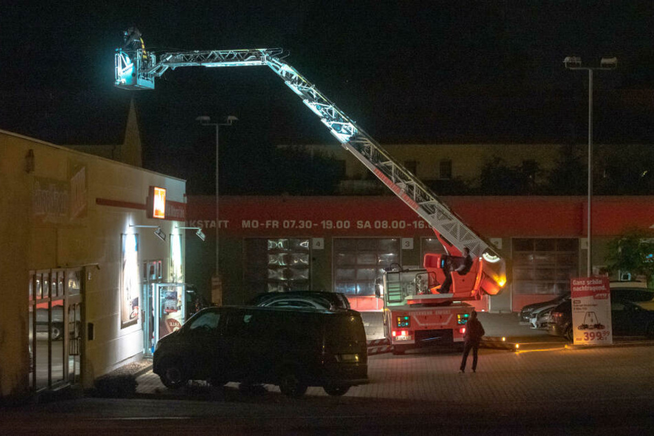 Die Feuerwehr half der Polizei, an das Loch in der Decke zu gelangen.