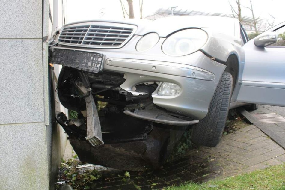 Der Mercedes blieb nach dem Unfall halb in der Luft an einer Hauswand stehen.