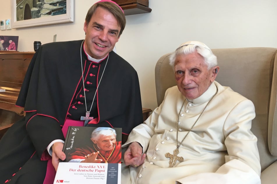 Der Passauer Bischof Stefan Oster zusammen mit dem emeritierten Papst Benedikt XVI.