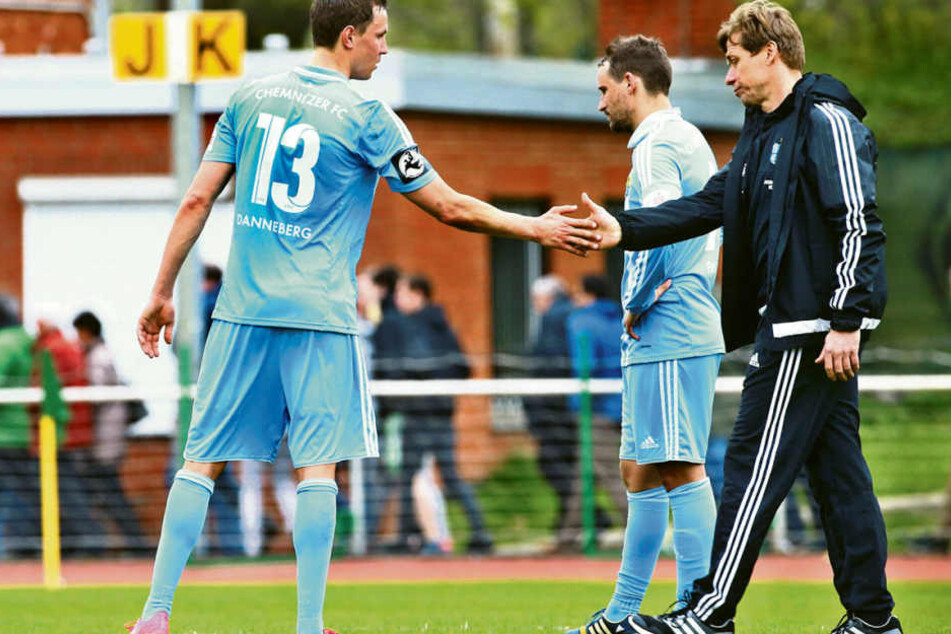 CFC-Coach Sven Köhler (r.) klatschte
mit Tim Danneberg ab, doch die Gesichter der Chemnitzer sprachen Bände.