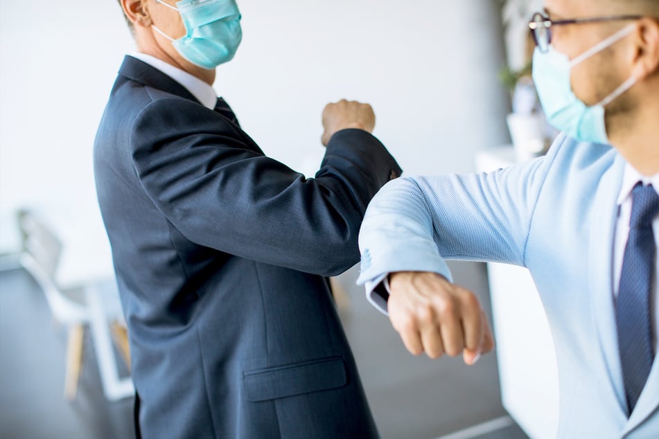 In Zukunft wollen viele Deutsche aufs Händeschütteln verzichten und sich stattdessen mit den Ellenbogen begrüßen. Auch zu Masken soll öfter gegriffen werden.