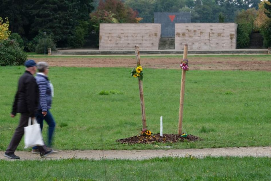 Der Baum war Teil eines Gedenkortes für Enver Simsek, dem ersten NSU-Mordopfer, und wurde von Unbekannten abgesägt.